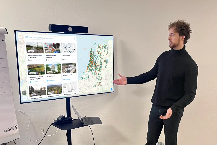 Een collega presenteert projecten op de kaart van het Gotoproject platform
